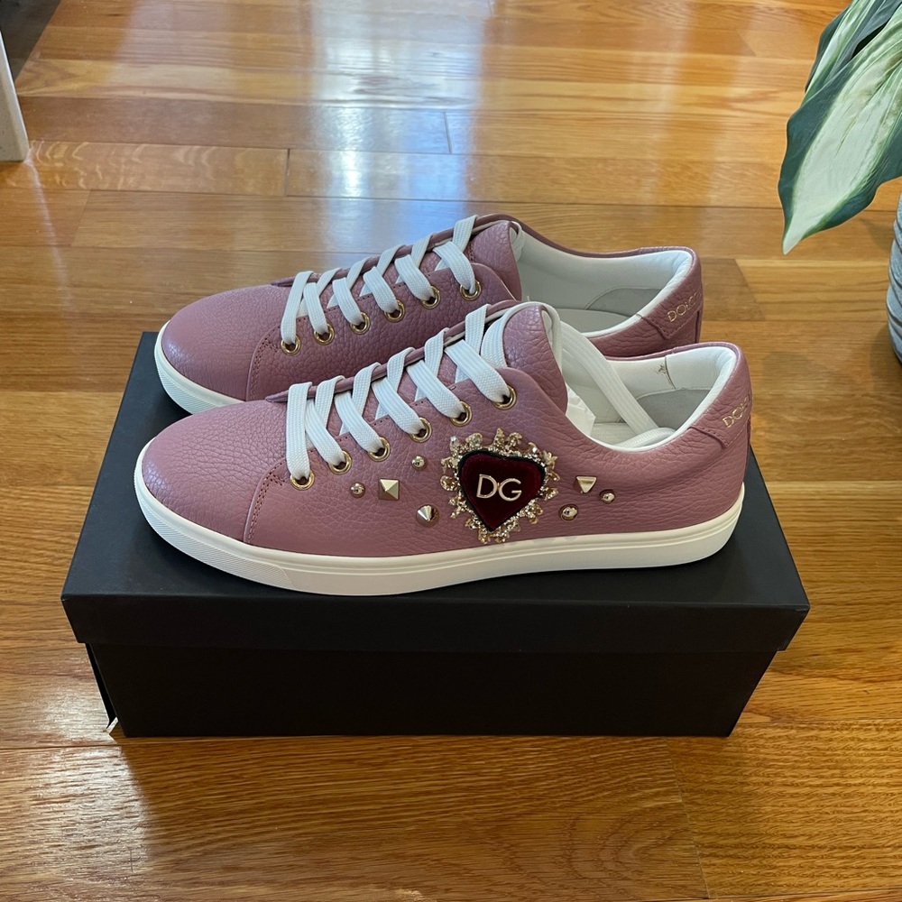 Dolce & Gabbana Sneakers in a mauvy pink with red velvet heart in size 37